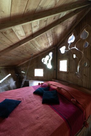 Cabane dans les arbres romantique, 2 voyageurs, avec jardin
