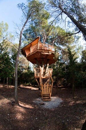 Cabane dans les arbres 2 voyageurs, avec jardin