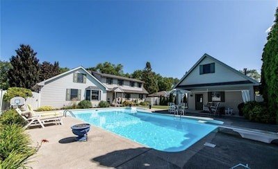 House 4 bedrooms, with pool