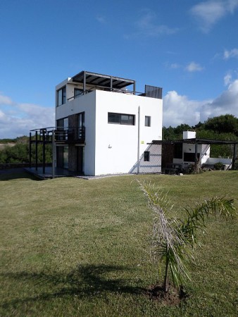 @todoptHouse 3 bedrooms, @todoptwith pool