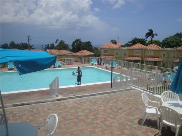 House 2 bedrooms, with pool