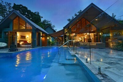 House 6 bedrooms, with pool