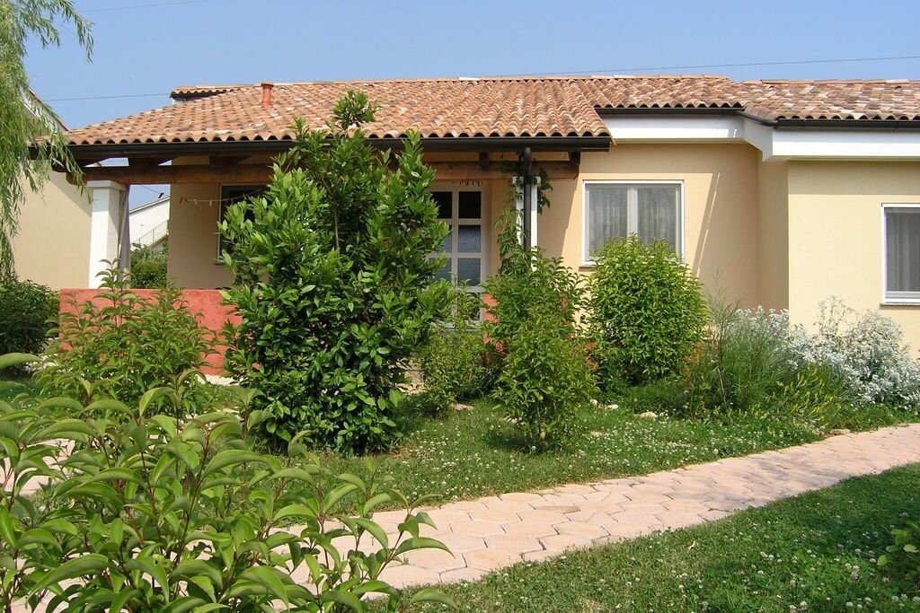 Casa 2 camere, con giardino