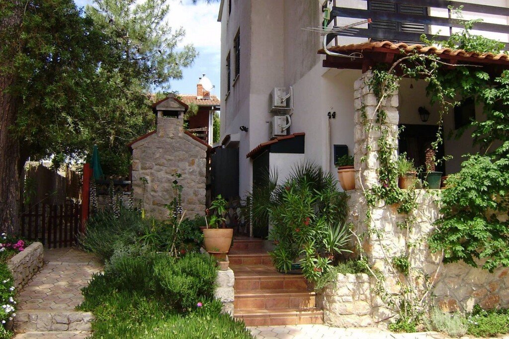 Appartamento 1 camera, con giardino