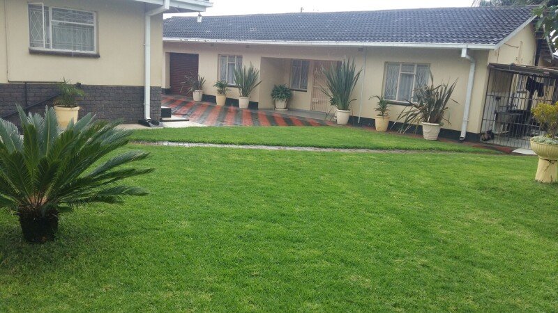 Room 16 guests, with pool