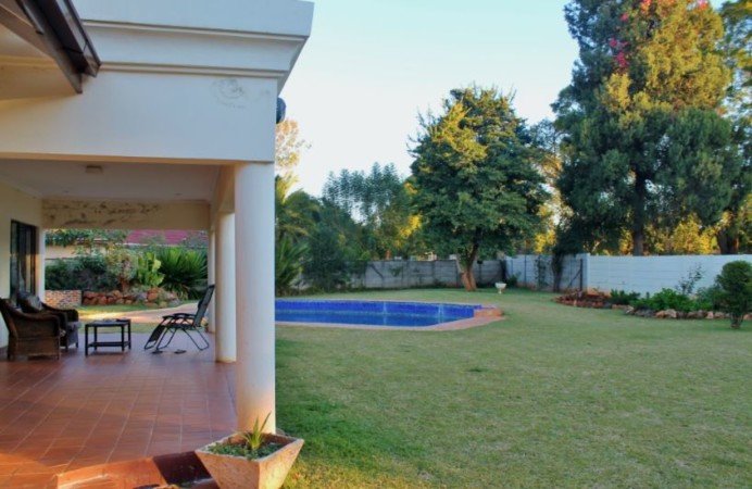 Room 3 guests, with pool