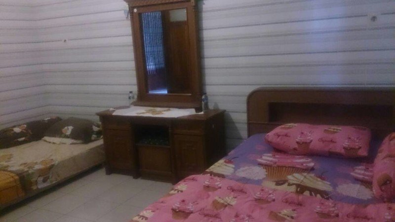 Room 2 guests, with garden