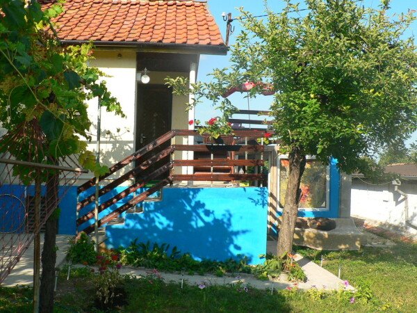 Room 3 guests, with garden