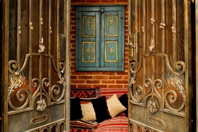 Room 7 guests, with pool