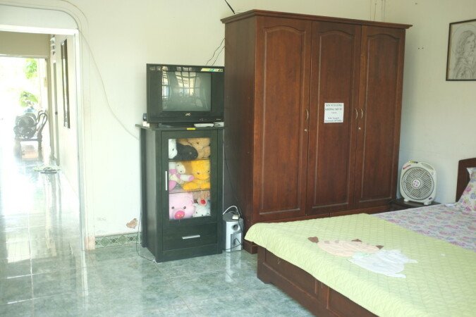 Room 5 guests, with garden