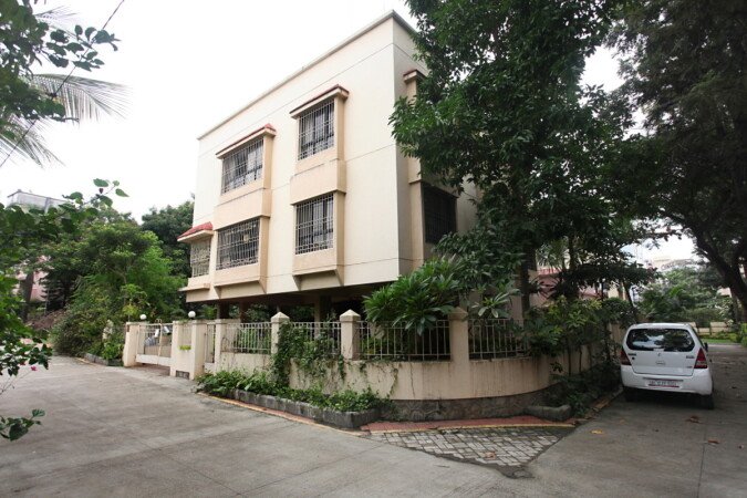 Room 3 guests, with garden