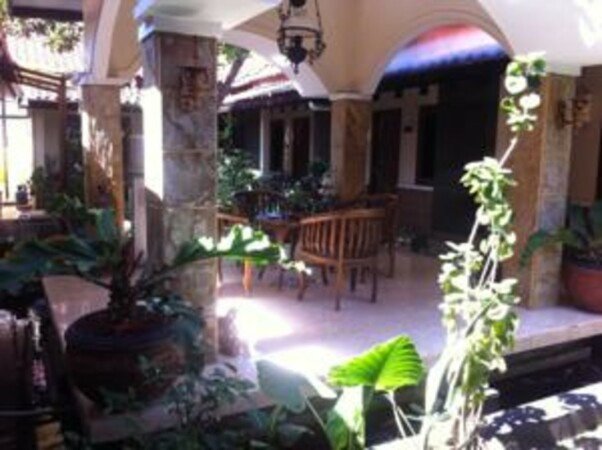 Room 4 guests, with garden