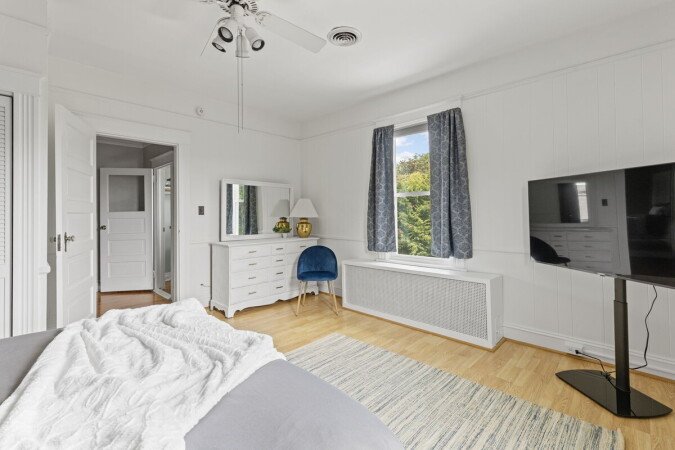 Room 2 guests, with garden