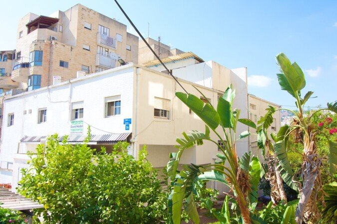 Room 12 guests, with garden