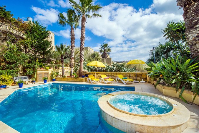 Accommodation 4 bedrooms, with pool