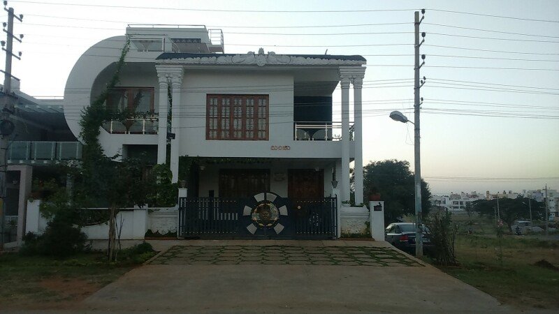 Room 2 guests, with garden