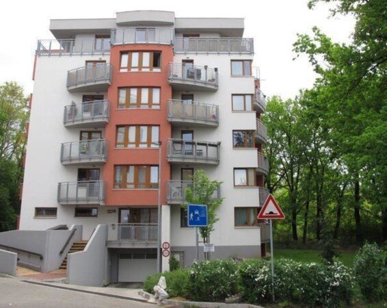 Room 2 guests, with garden