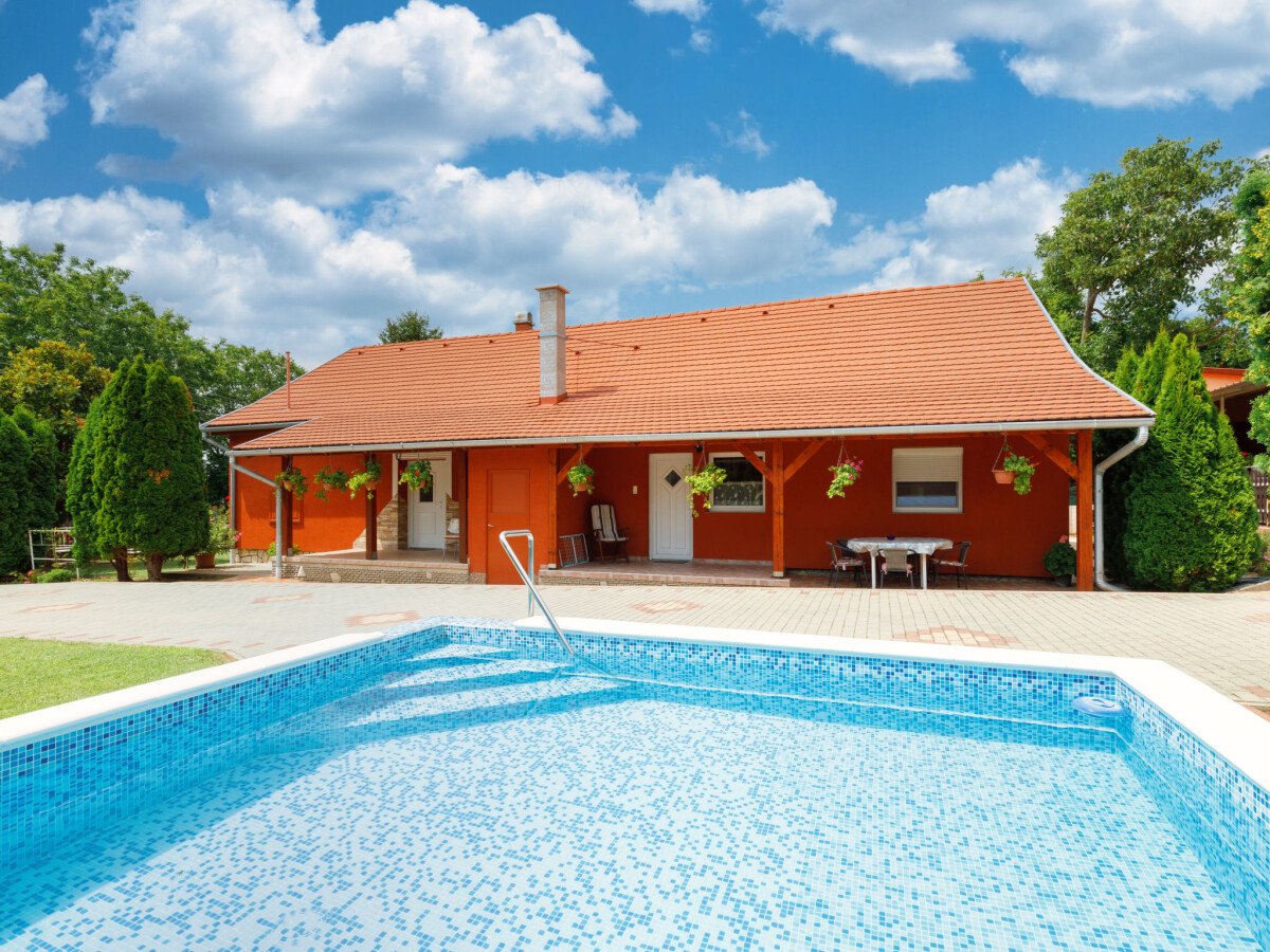 House 4 bedrooms, with pool