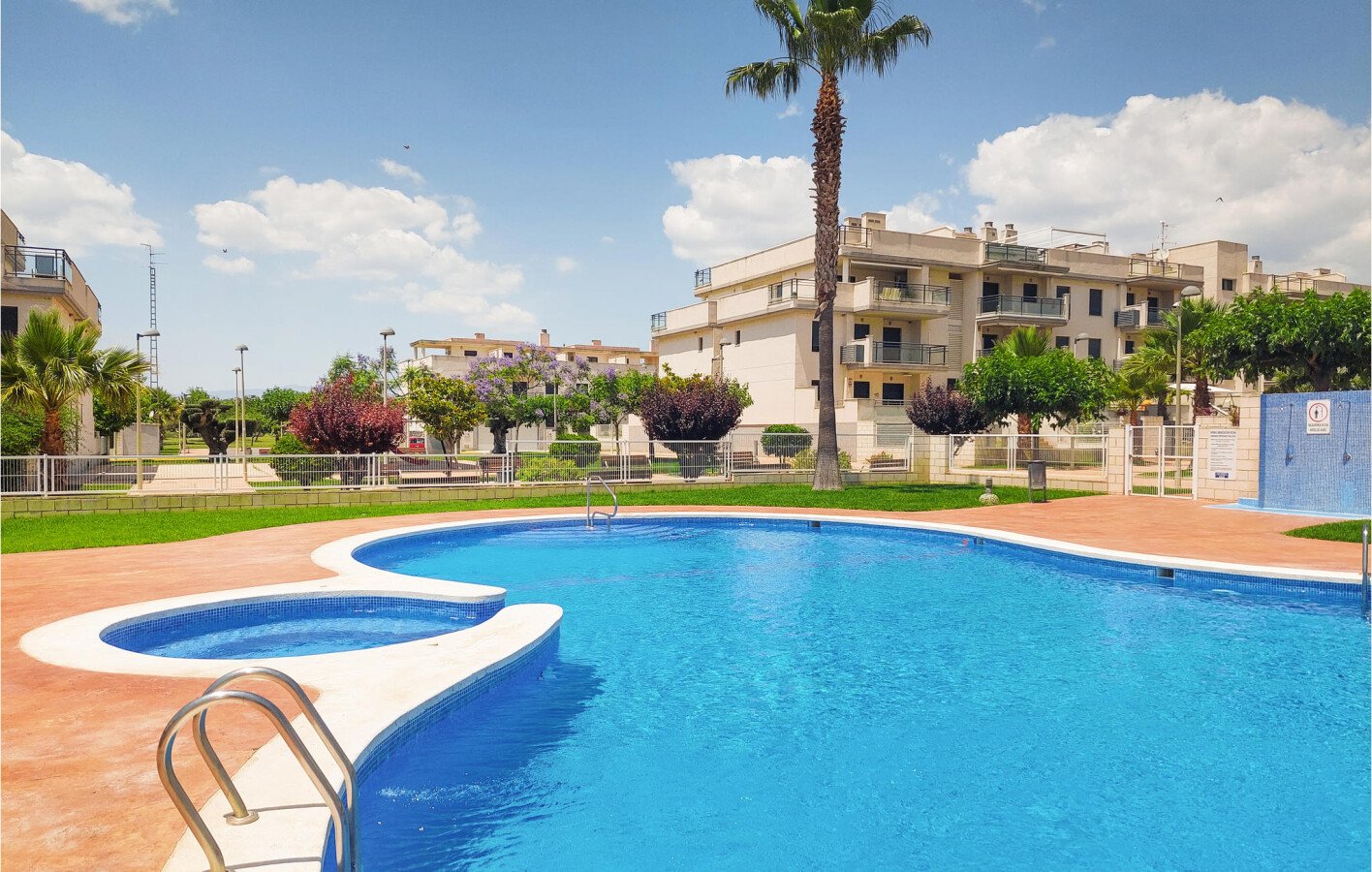 Appartement moderne, 2 chambres, avec piscine