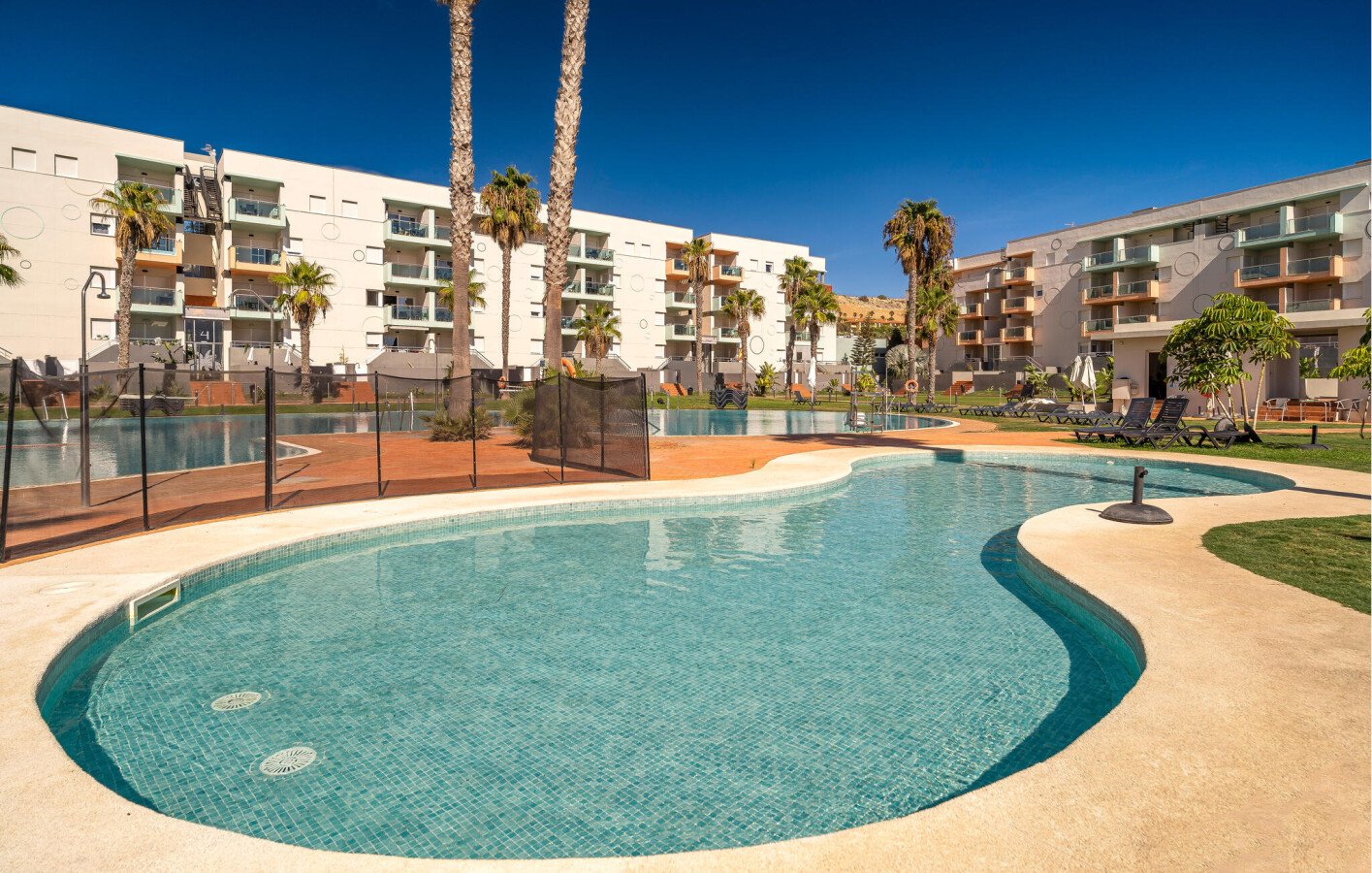 Appartement moderne, 2 chambres, avec piscine