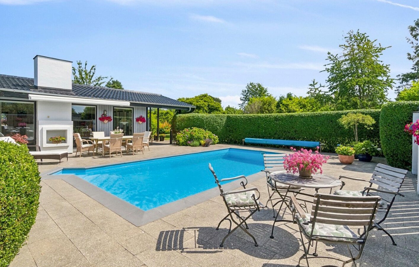 House 4 bedrooms, with pool