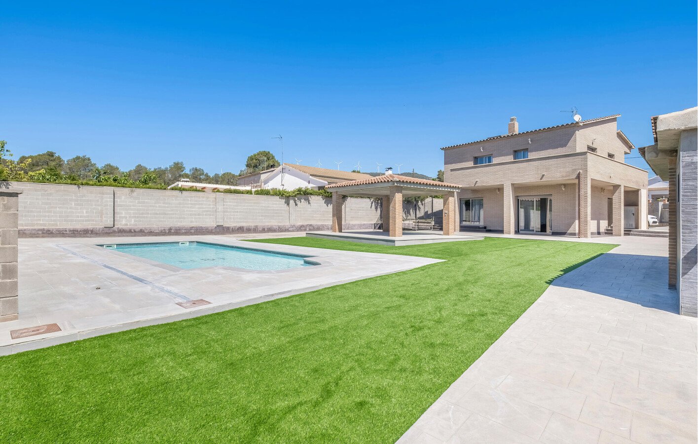 House 4 bedrooms, with pool