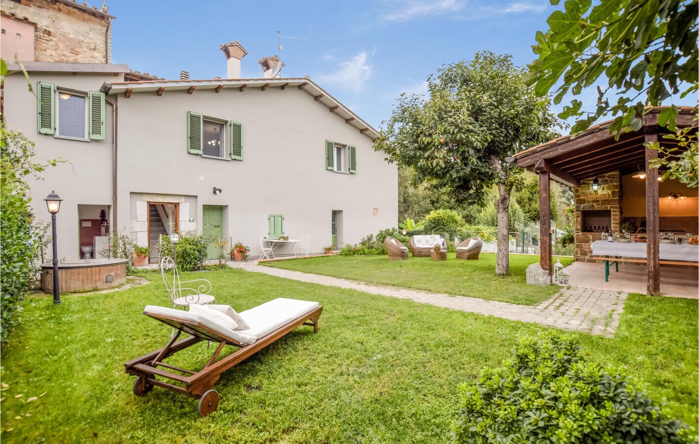 Casa 3 camere, con giardino