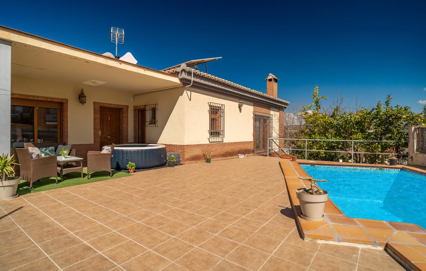 House 3 bedrooms, with pool