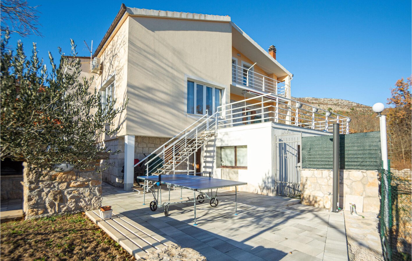 @todoptHouse 3 bedrooms, @todoptwith air conditioning