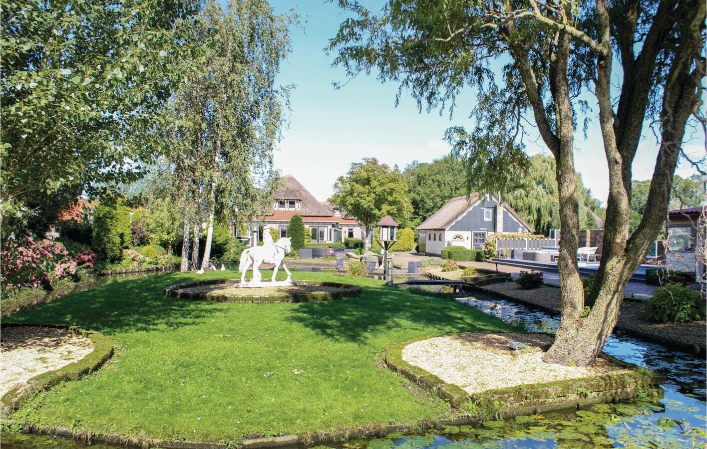 House 2 bedrooms, with pool