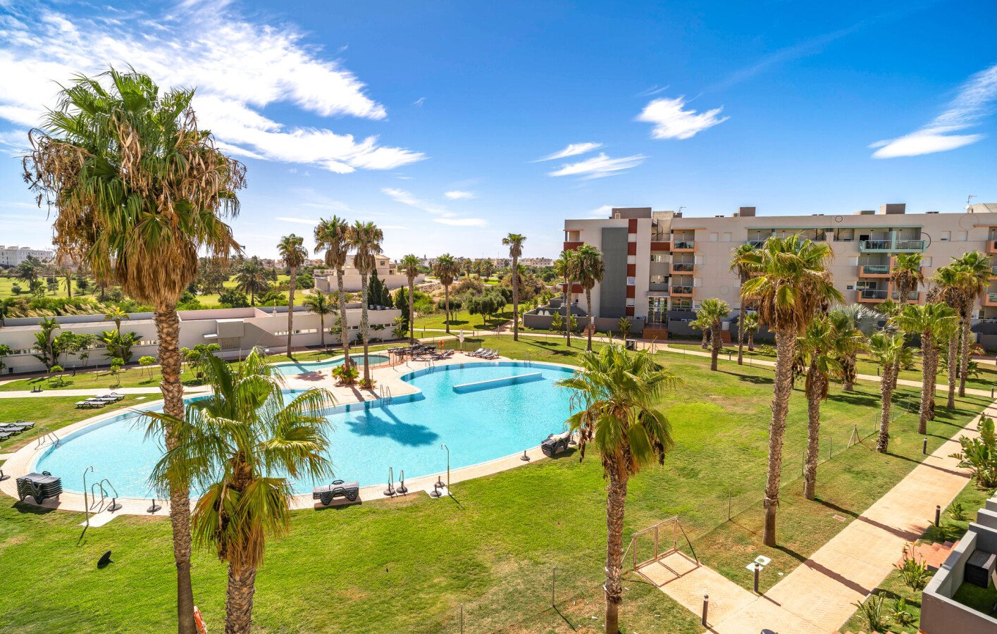 Appartement moderne, 2 chambres, avec piscine