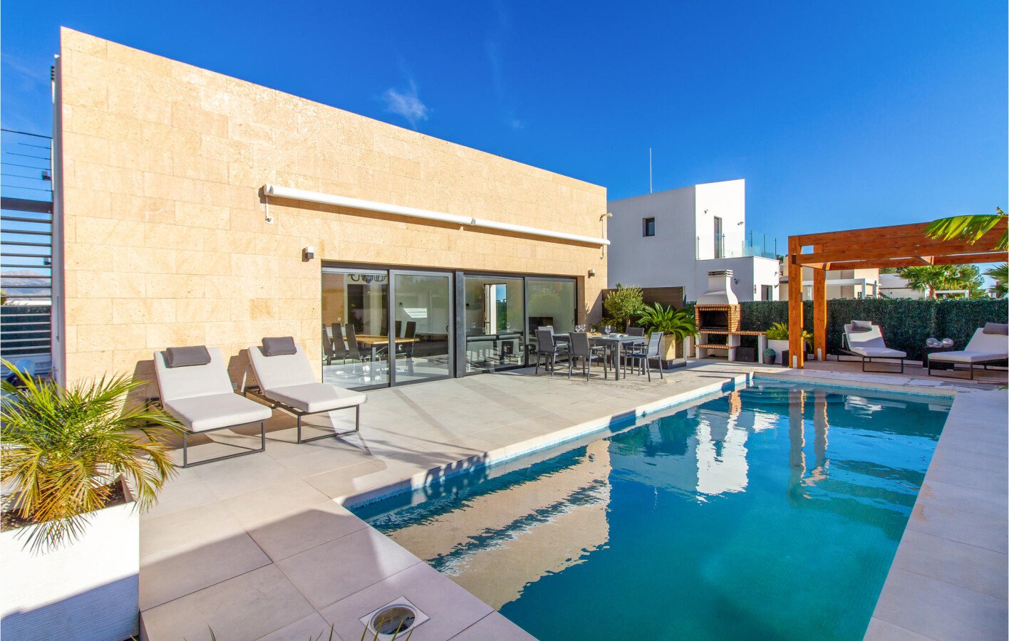 House 3 bedrooms, with pool