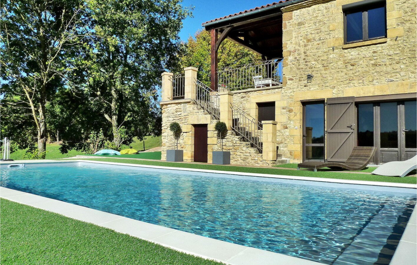 Maison en pierre moderne, 4 chambres, avec piscine