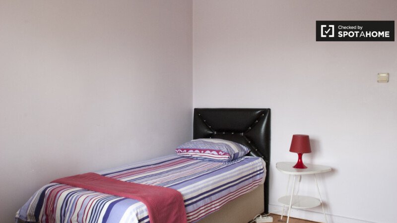 Room 6 guests, with wifi