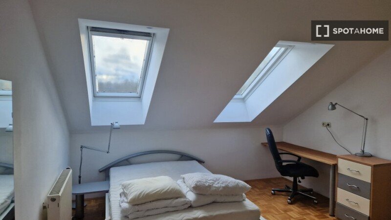 Room 18 guests, with air conditioning