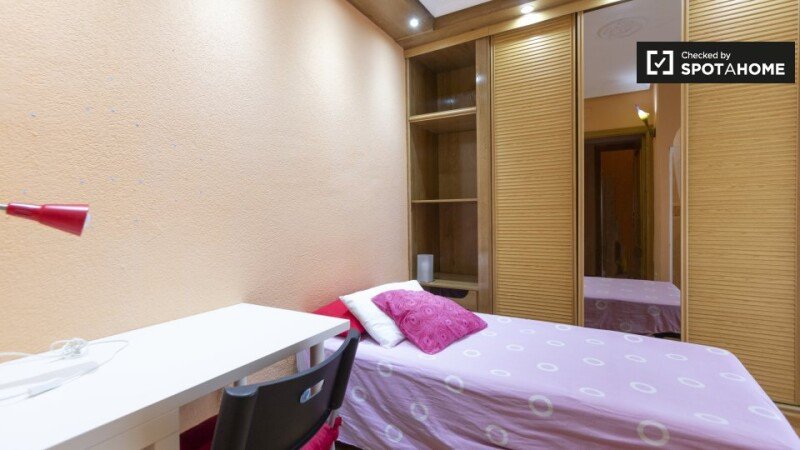 Habitación 24 huéspedes, con aire acondicionado