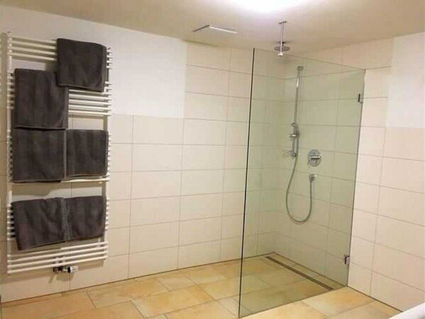 Wohnung 3 Schlafzimmer, mit Garten