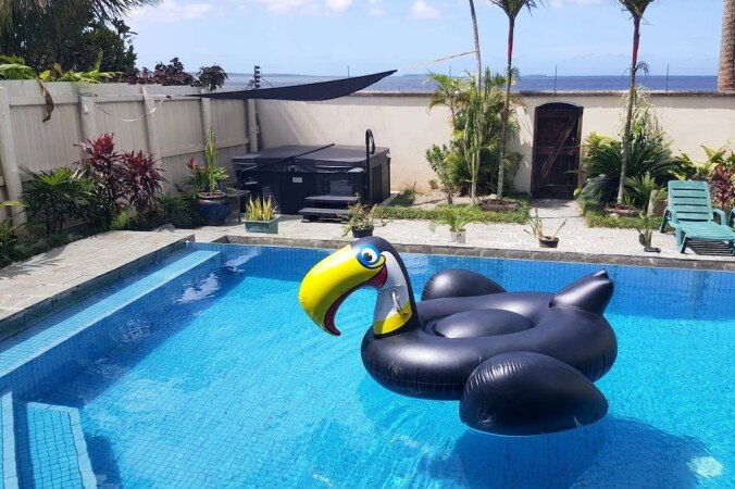 House 8 guests, with jacuzzi