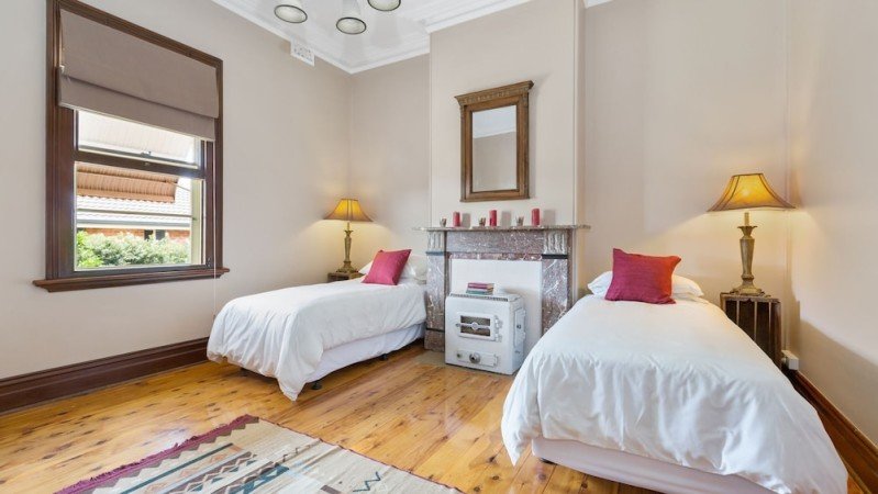 House 4 bedrooms, with parking