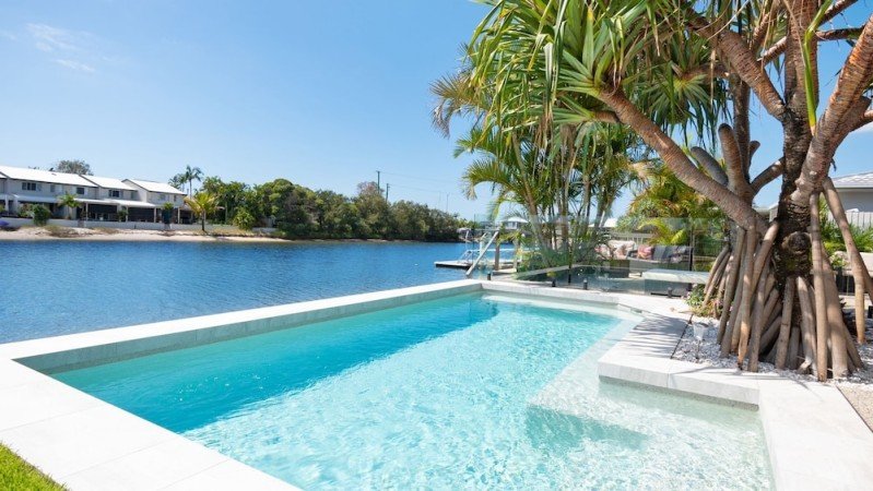 House 6 bedrooms, with pool