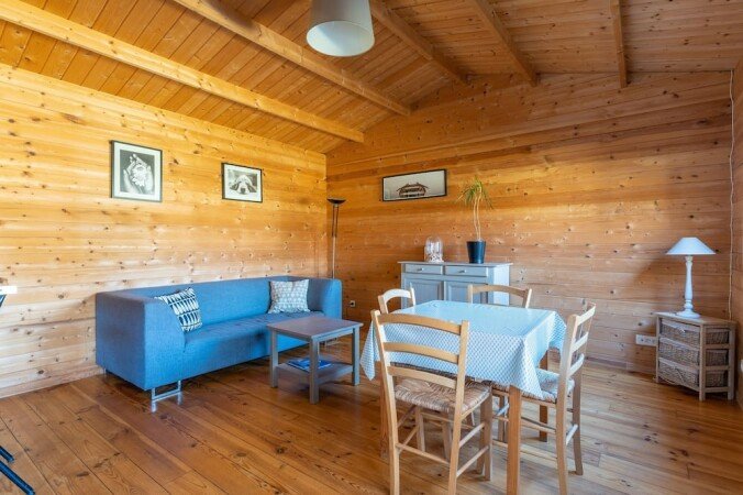 Maison en bois 2 chambres, avec jardin