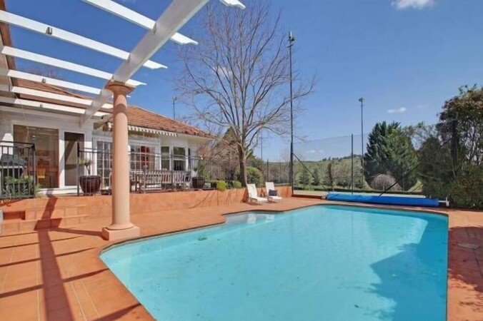 House 6 bedrooms, with pool