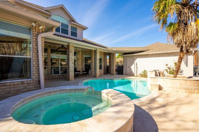 House 6 bedrooms, with pool