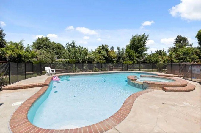 House 4 bedrooms, with jacuzzi