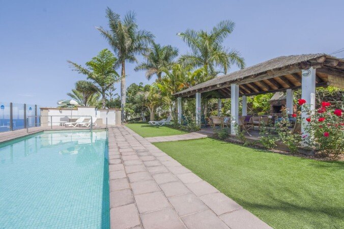 Bed and breakfast 2 bedrooms, with pool