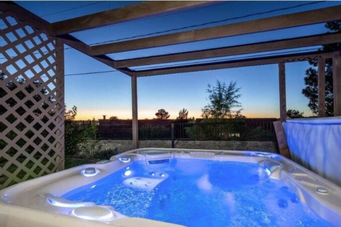 House 4 bedrooms, with jacuzzi