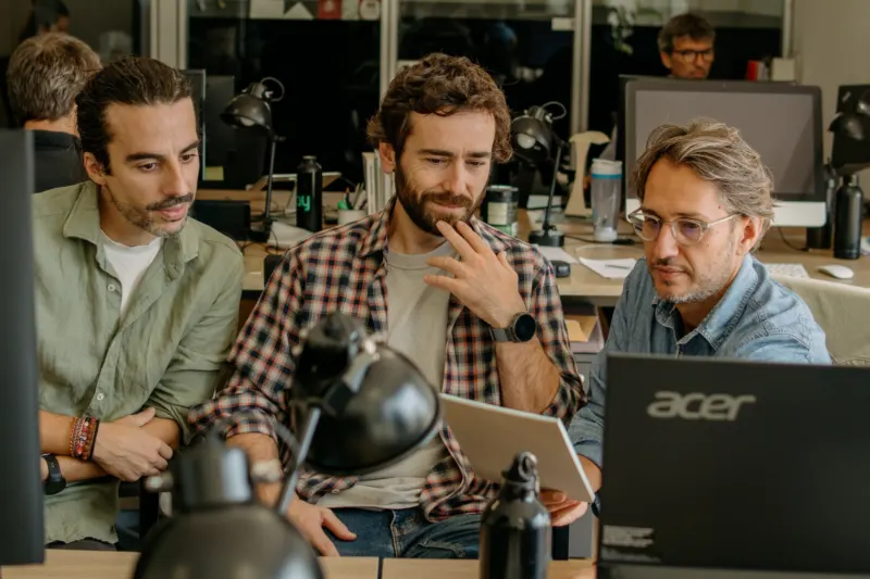 Los tres socios de Liquid revisando un proyecto en la oficina de Barcelona