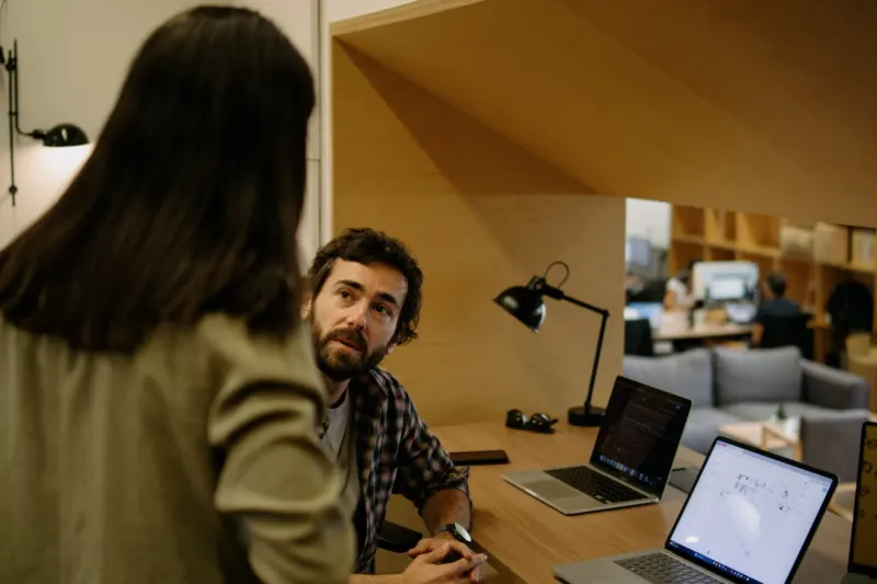 Xavi escuchando a una compañera durante una conversación de trabajo