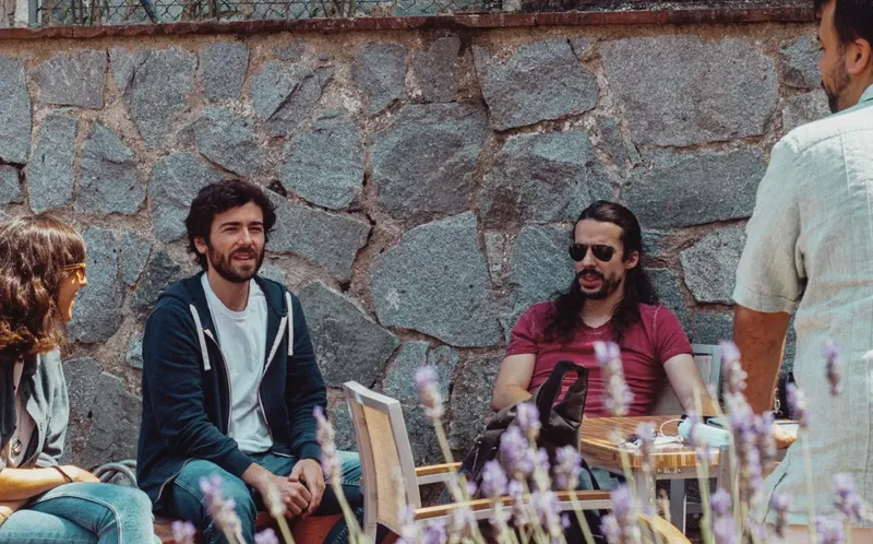 Dinar d'equip al pati d'una masia catalana