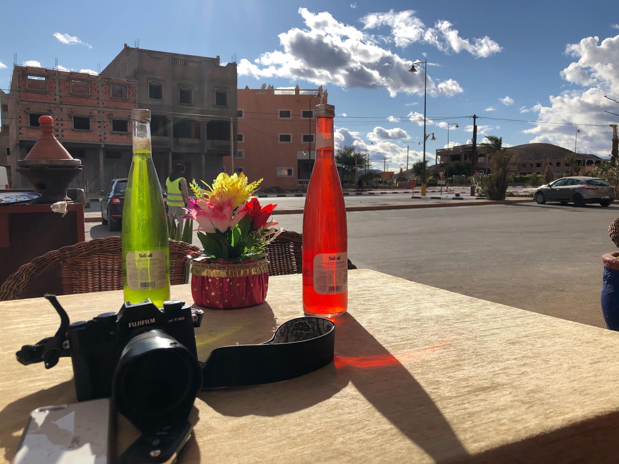 pan parkovač - na fotce mezi zelenou lahví a květinou